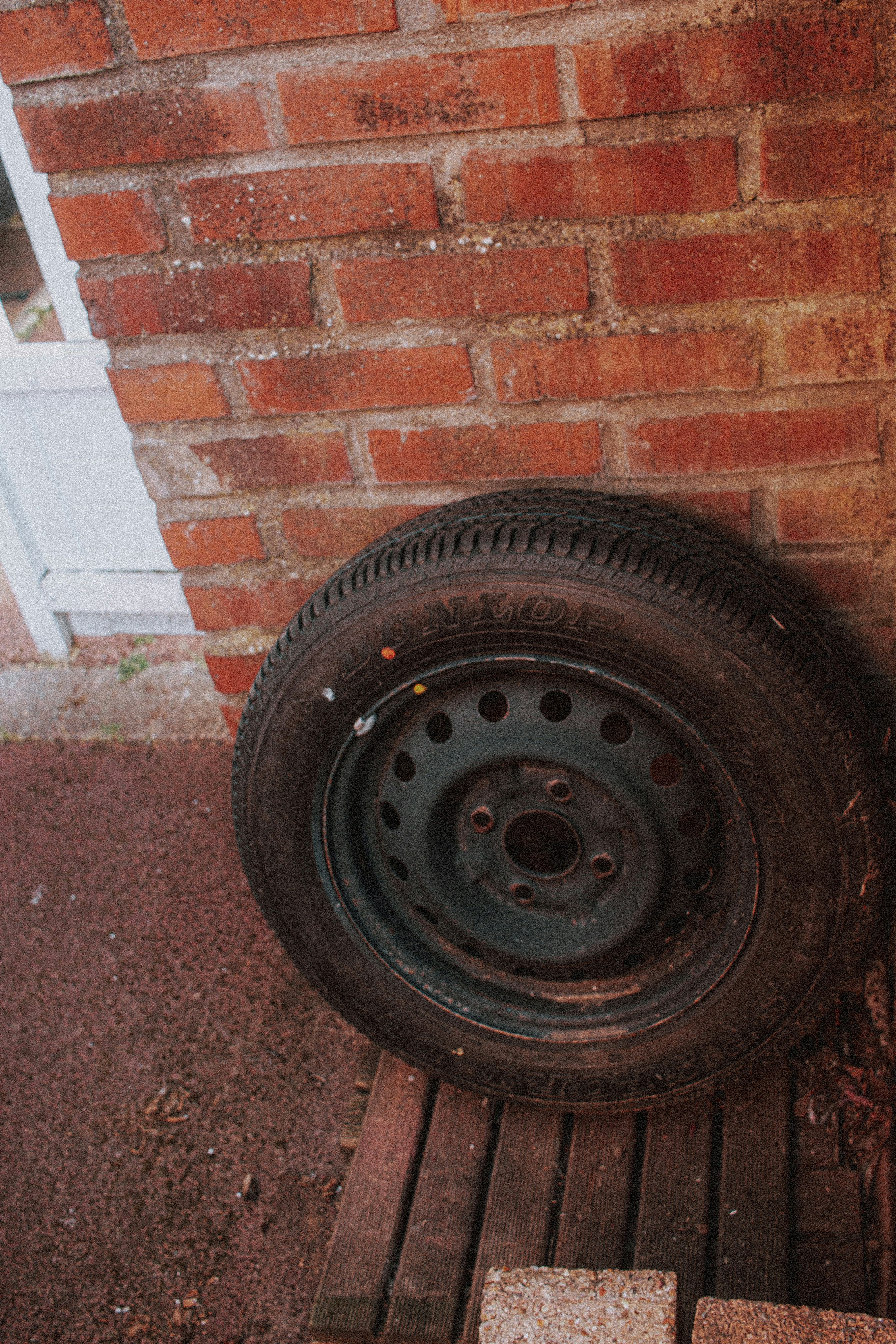 photo-1590149246680-c32a60817a6c?ixid=M3wxMjA3fDB8MXxzZWFyY2h8OHx8dHlyZSUyMGZpdHRpbmclMjBiaXJtaW5naGFtfGVufDB8fHx8MTc1OTY4OTIzMnww\u0026ixlib=rb-4.1.0