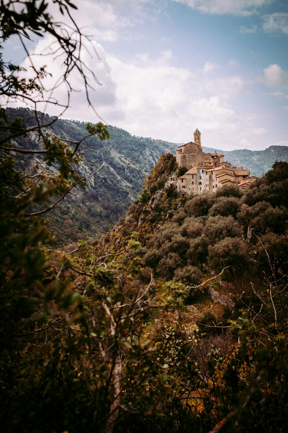 edificio in cemento marrone sulla cima della montagna