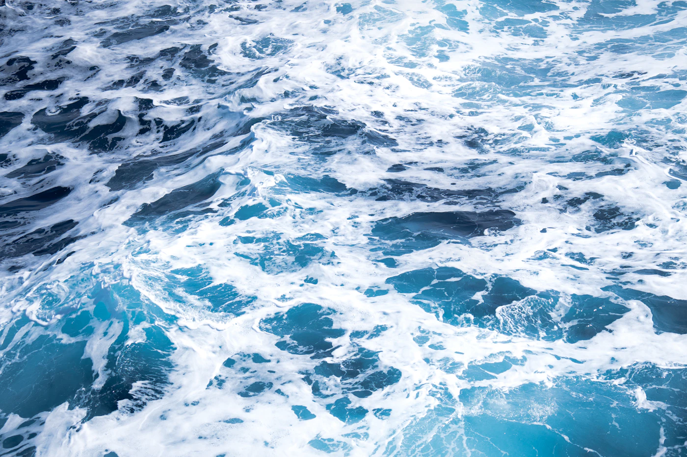 Ein Expeditionsschiff kämpft sich durch die Wellen der Drake-Passage