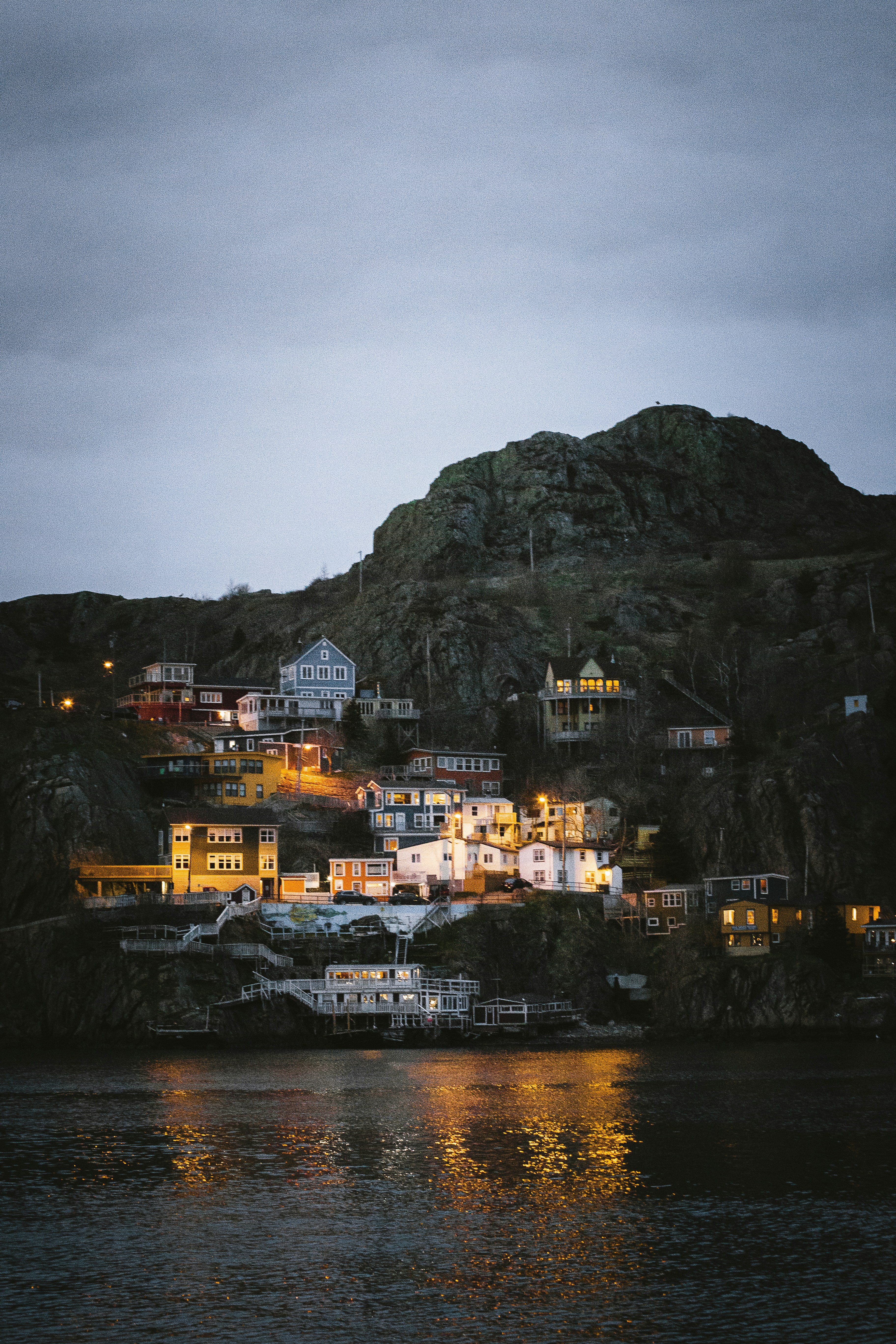 Edificio de concreto blanco y marrón cerca del cuerpo de agua durante el día