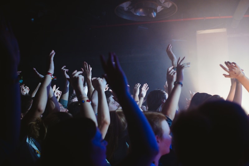 Manos levantadas en concierto