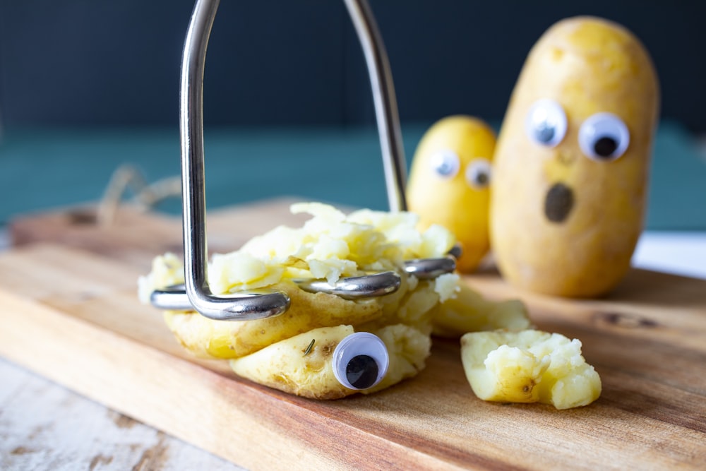 bandeja de aço inoxidável com alimento amarelo