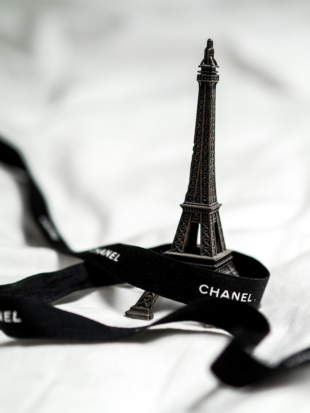 Maqueta a escala de la Torre Eiffel negra