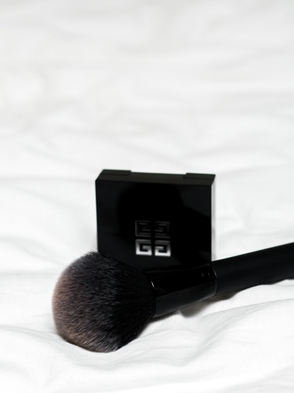 black and brown makeup brush