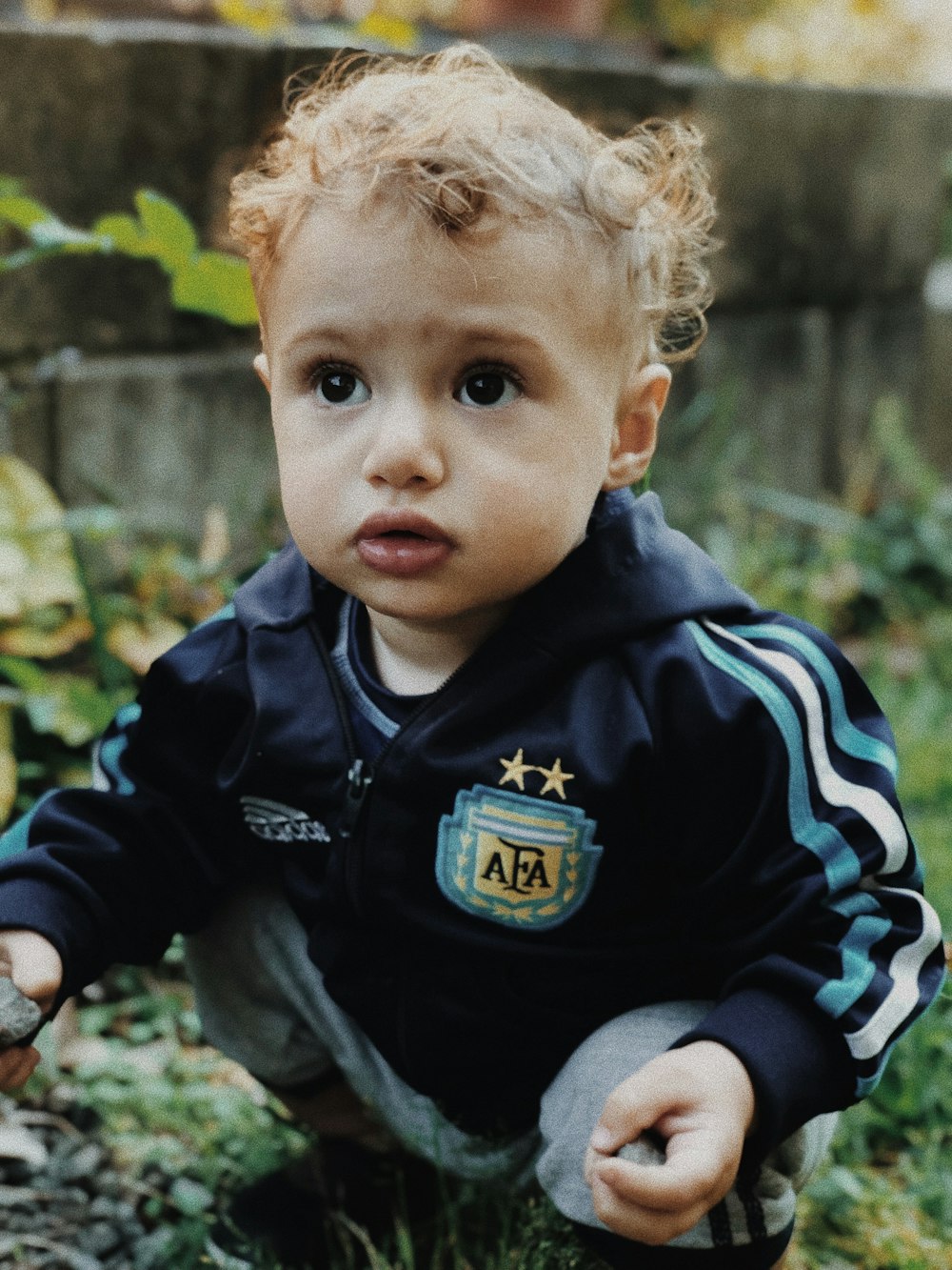 Niño con sudadera con capucha a rayas blancas y negras