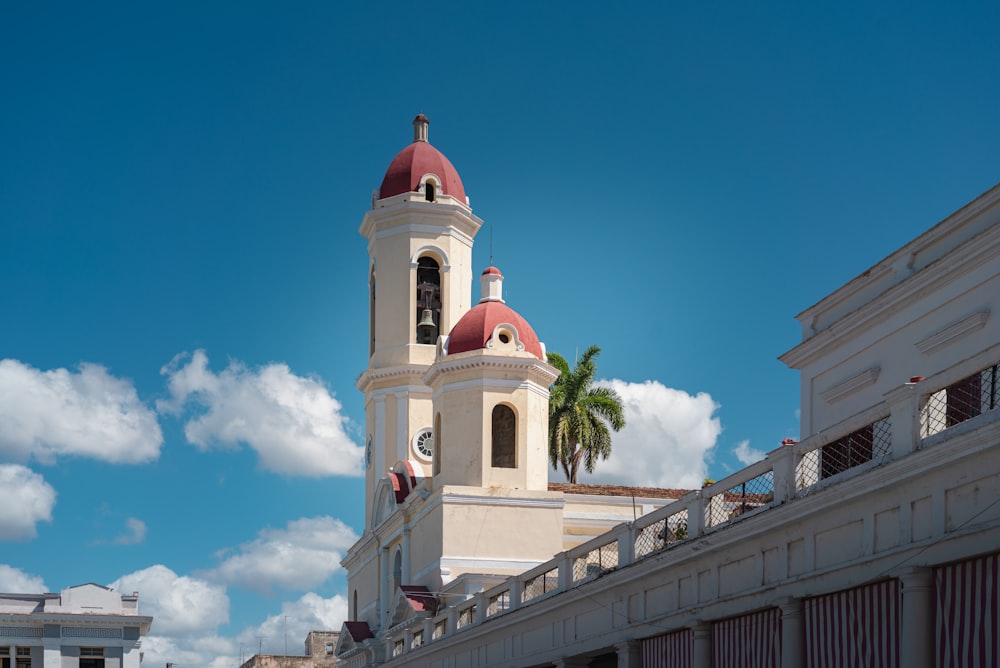 edifício de concreto branco e marrom sob o céu azul durante o dia