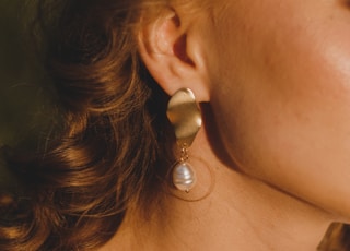 woman wearing silver and white pearl earring