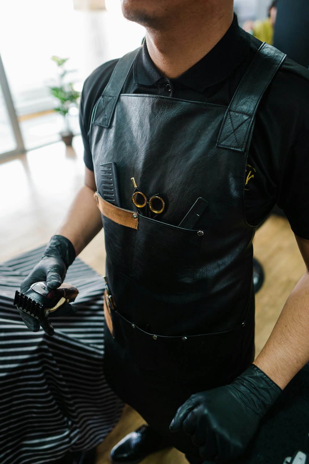 a man wearing a black shirt and black gloves