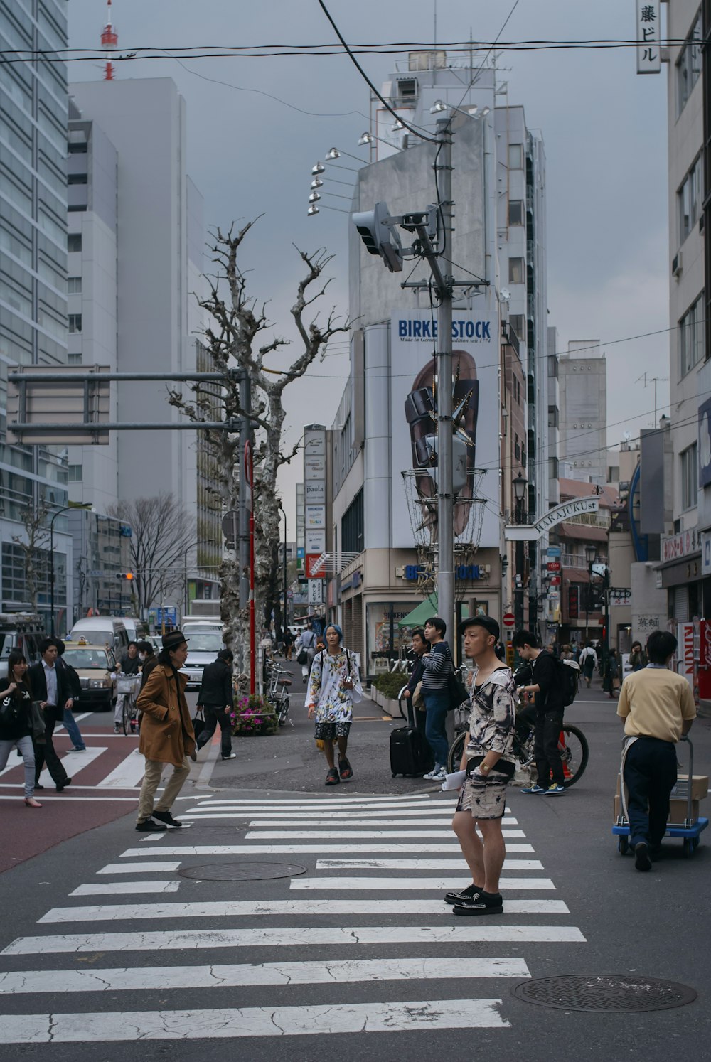 persone che camminano sulla corsia pedonale durante il giorno