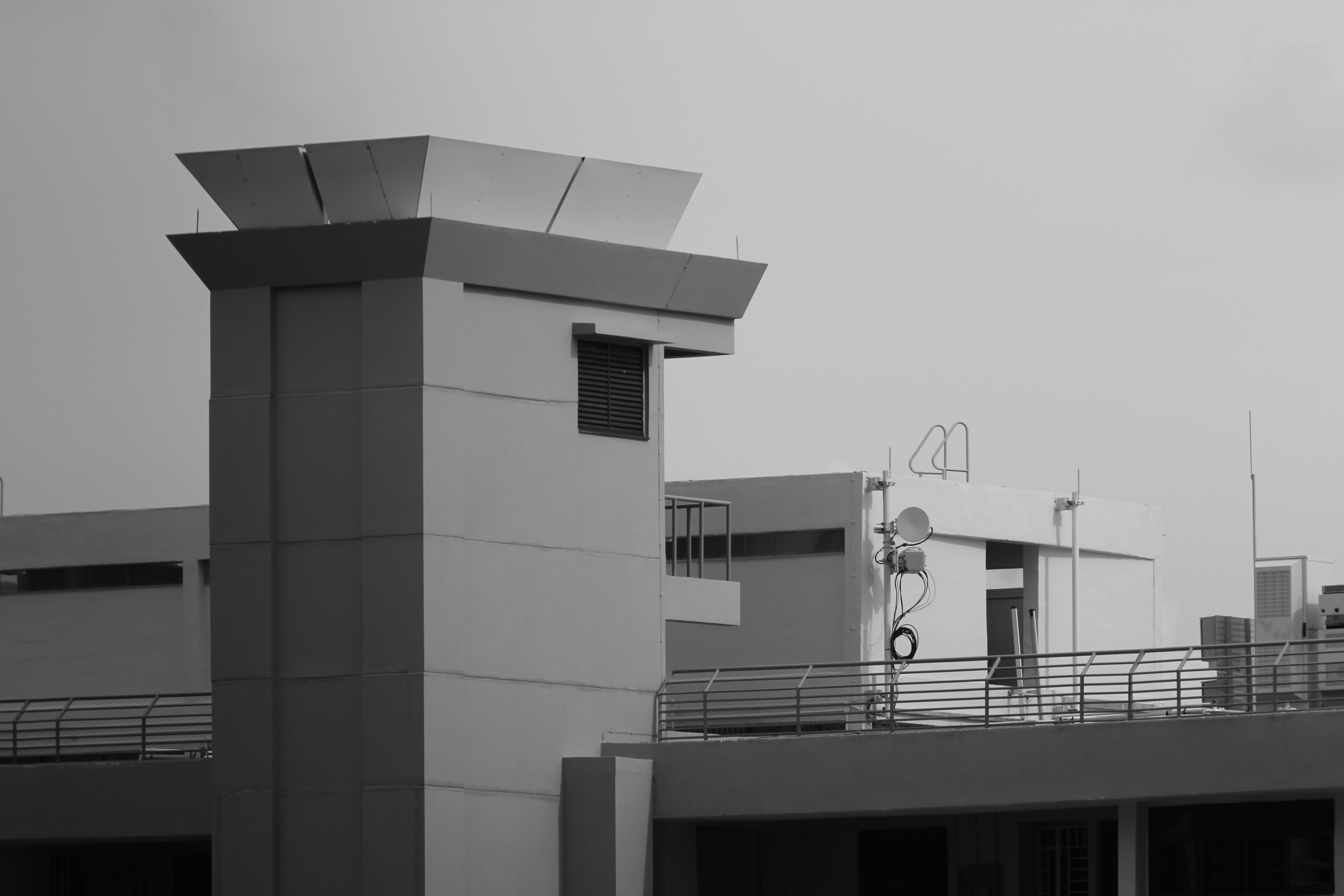 昼間の白いコンクリートの建物