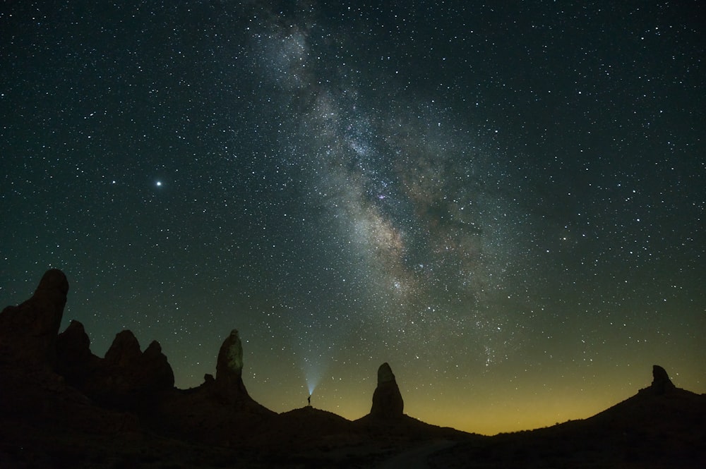 星空の下の山のシルエット