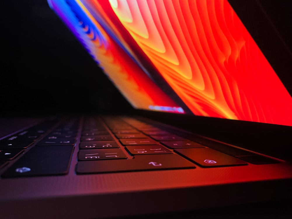 schwarzer und orangefarbener Laptop-Computer