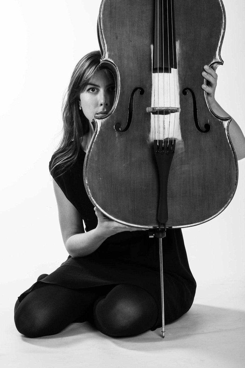 femme en robe noire jouant du violon