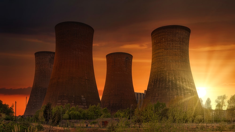 Campo de hierba verde cerca del edificio marrón durante la puesta del sol