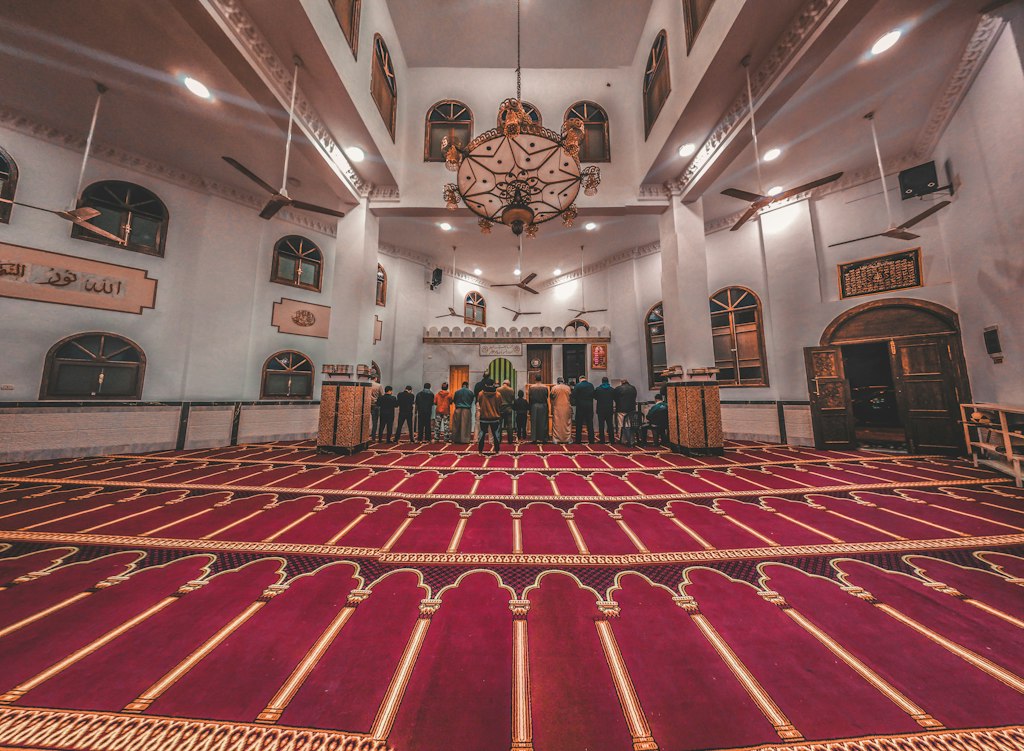 cami temizliği kapsamında halıların profesyonel makinelerle hijyenik temizlenmesi
