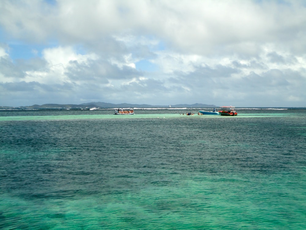 céu branco e azul sobre o mar