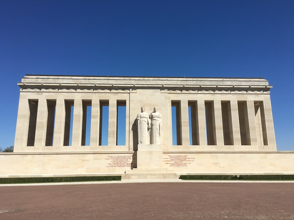 edifício de concreto branco sob o céu azul durante o dia