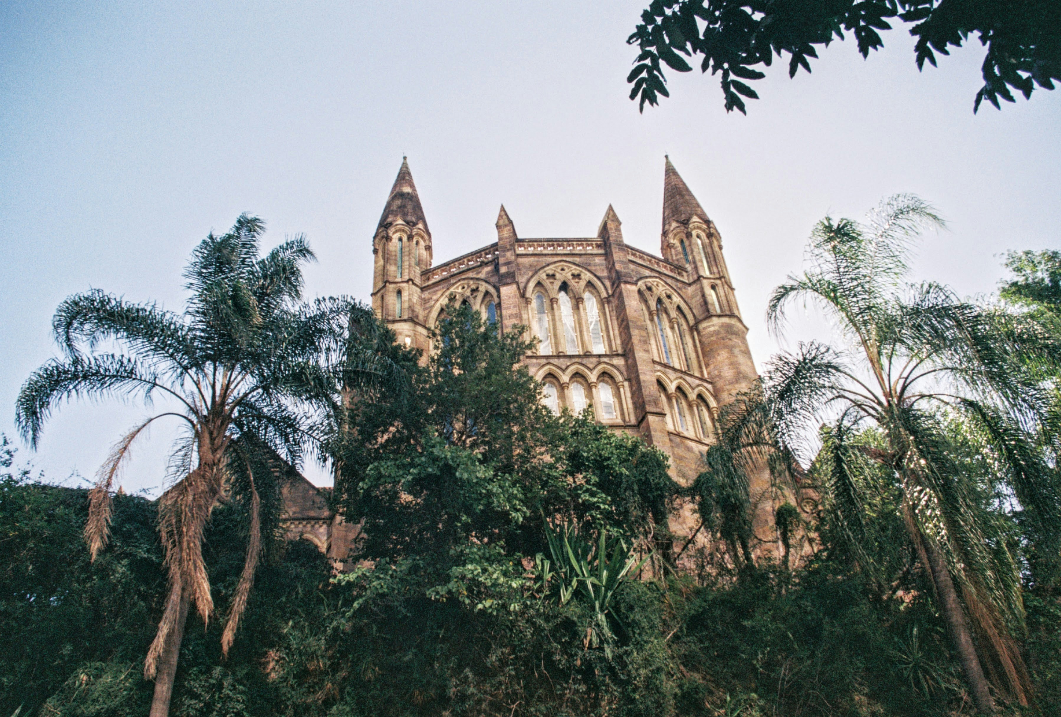 Braunes Betongebäude unter blauem Himmel tagsüber