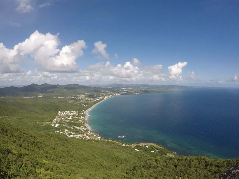 Una vista panoramica di un'isola tropicale e dell'oceano