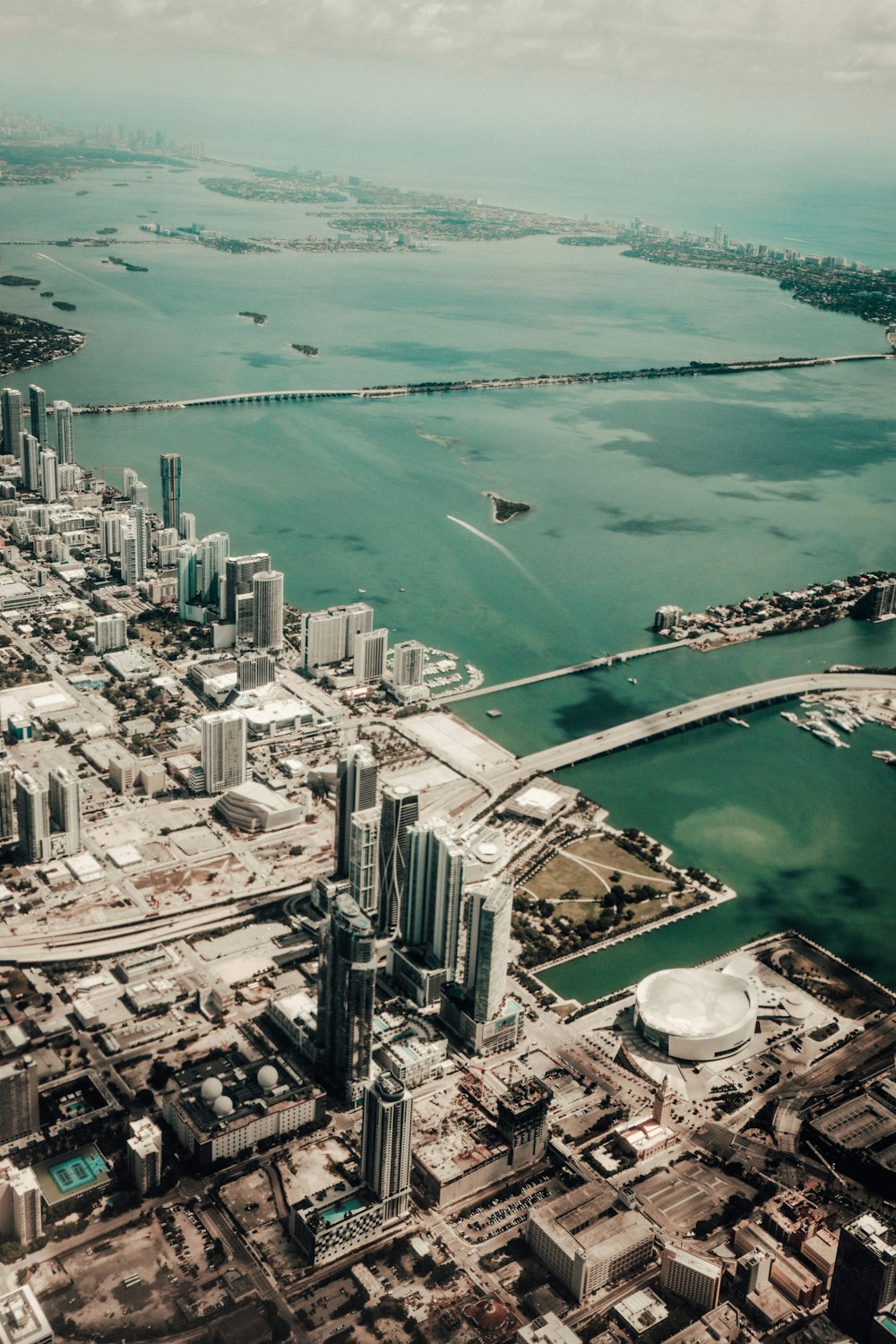 Vista aérea de los edificios de la ciudad durante el día