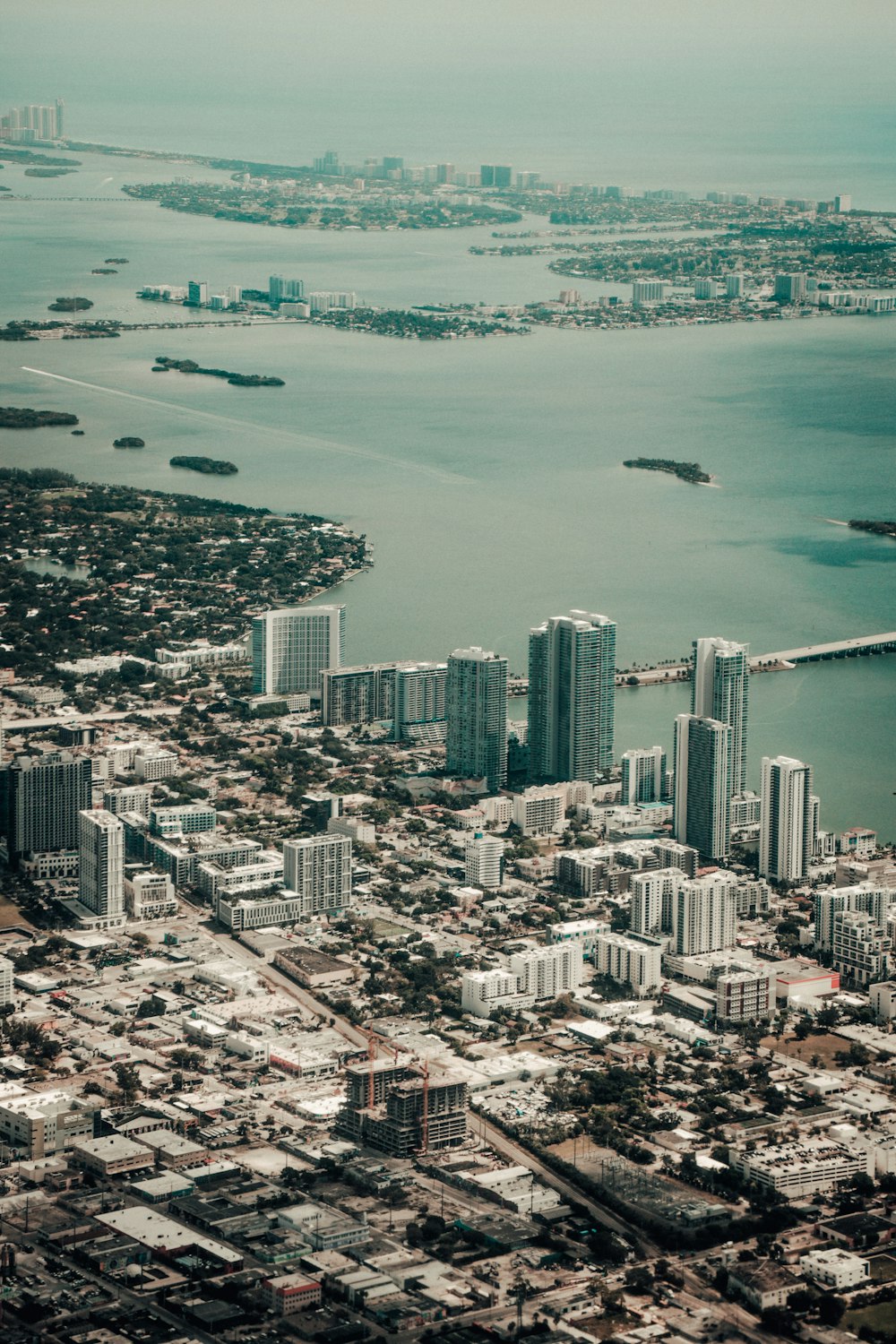 日中の水域付近の都市ビルの航空写真