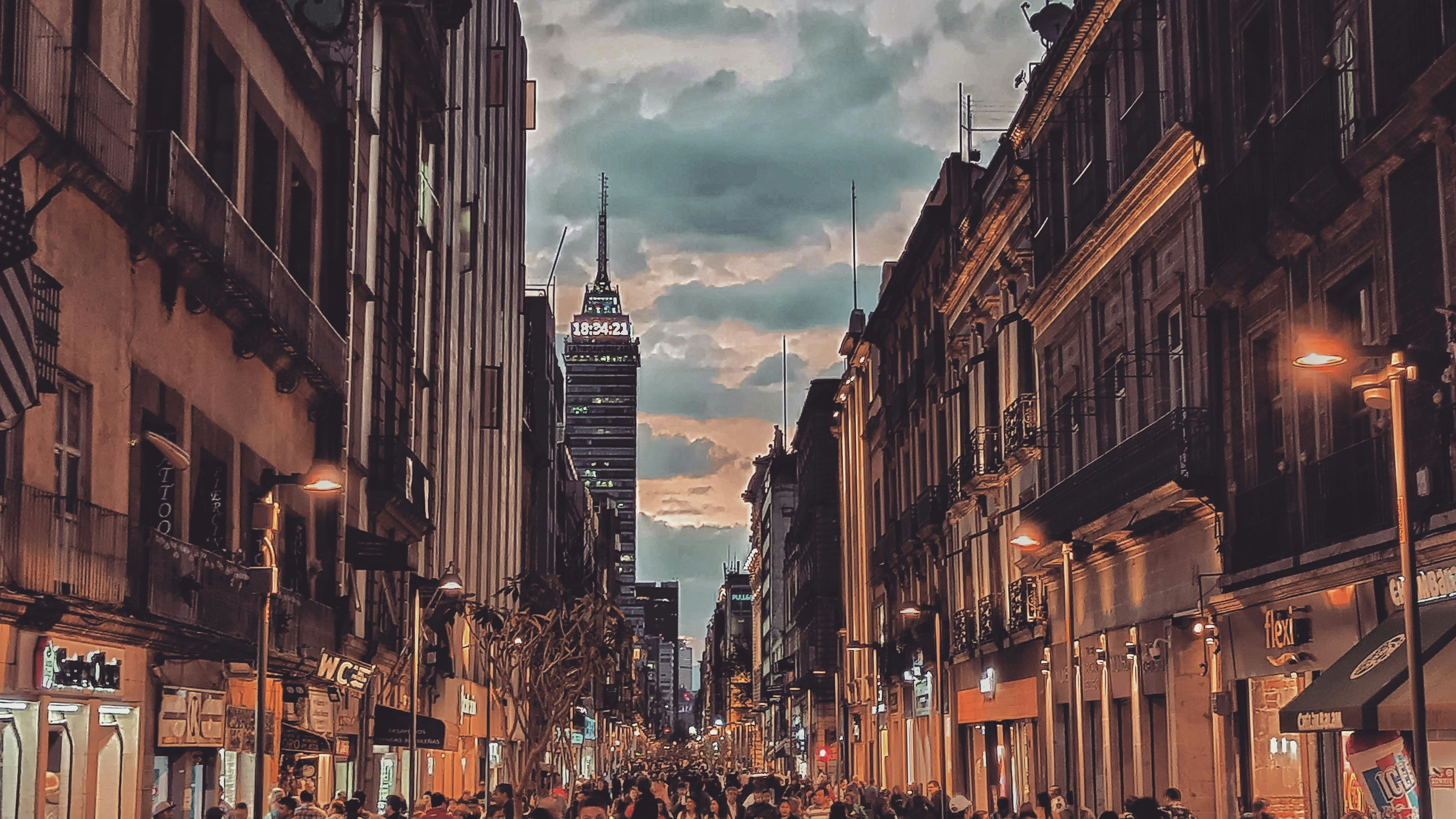 pessoas andando na rua entre arranha-céus durante o dia