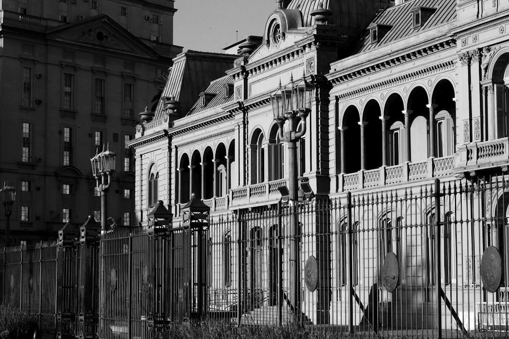 foto em tons de cinza do edifício de concreto