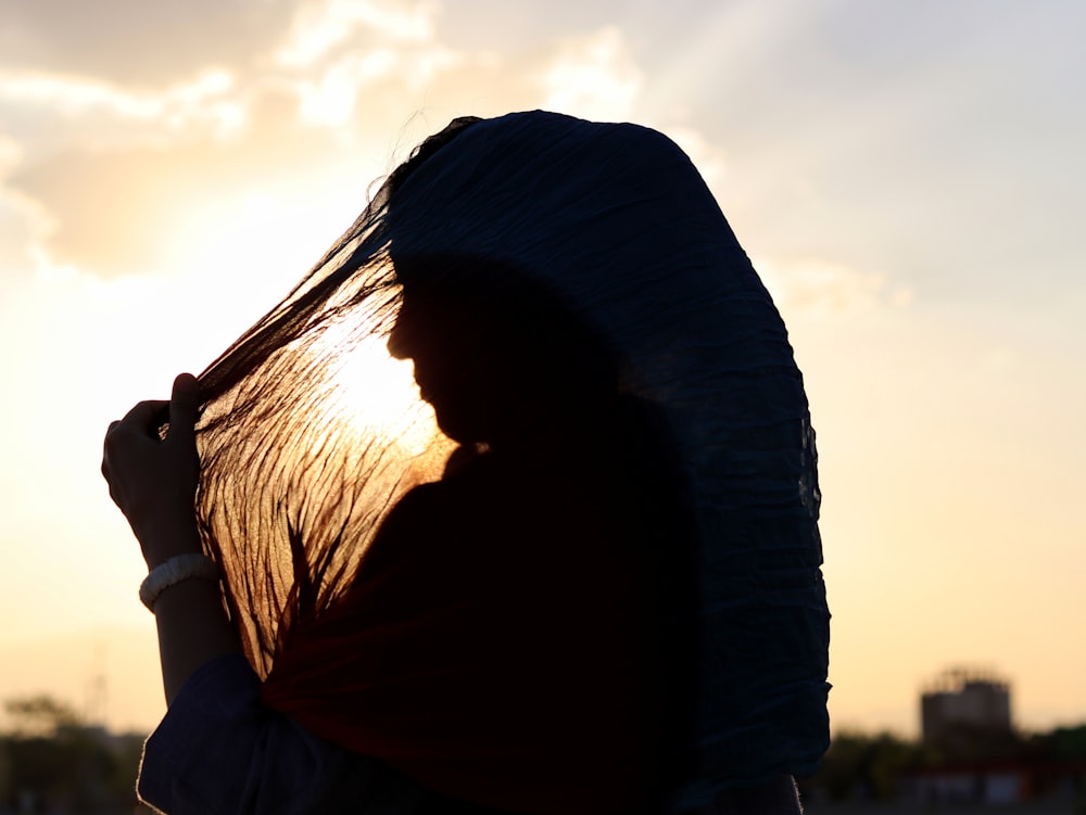 femme en chemise bleue debout pendant la journée