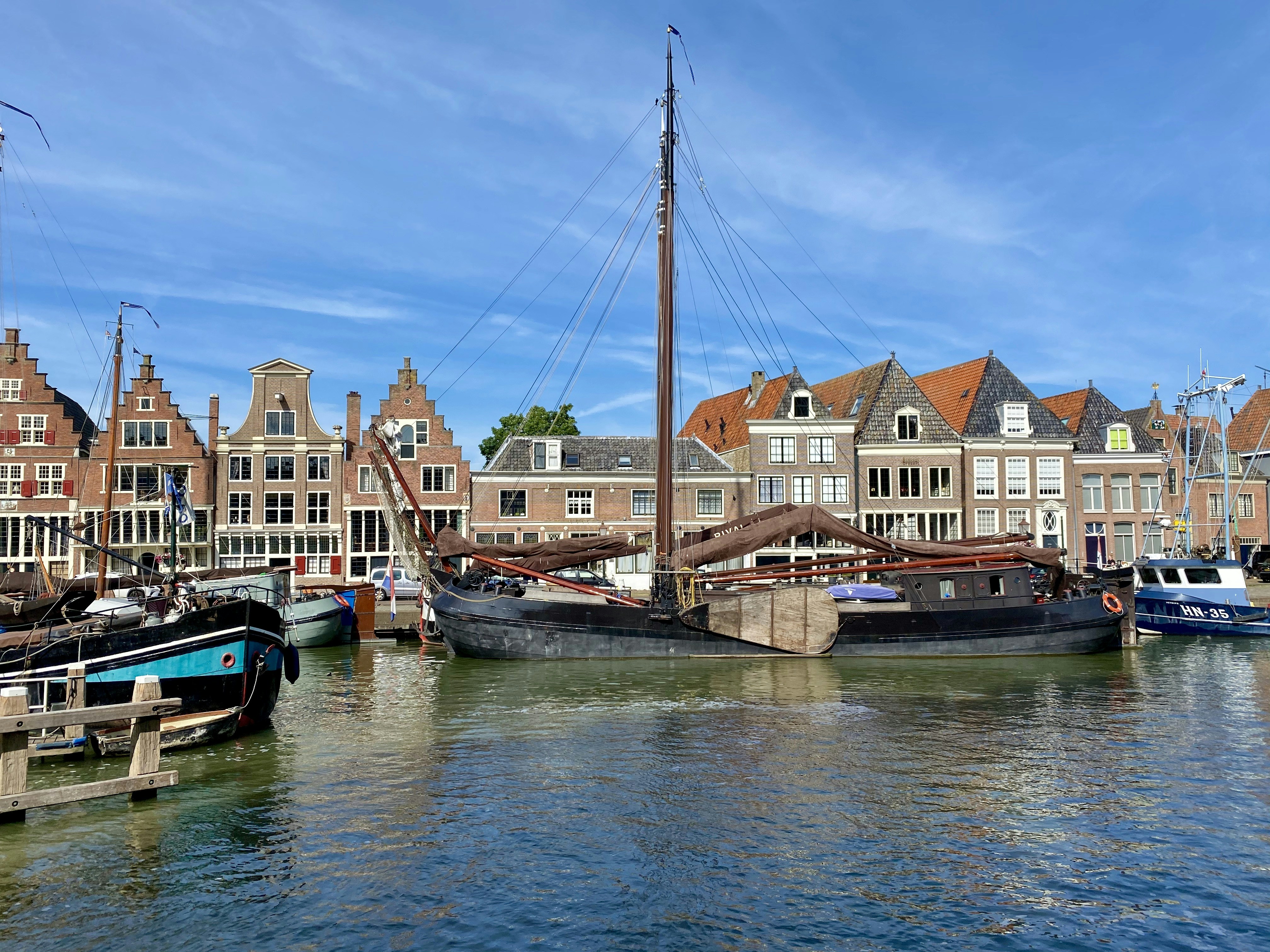 barco na doca perto de casas durante o dia