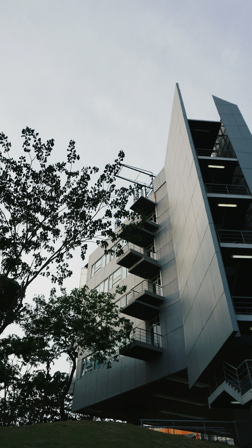 Edificio de hormigón blanco durante el día