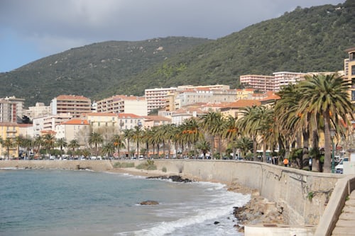 Pourquoi Ajaccio est-elle le point de départ idéal pour les aventures pédestres en Corse ?