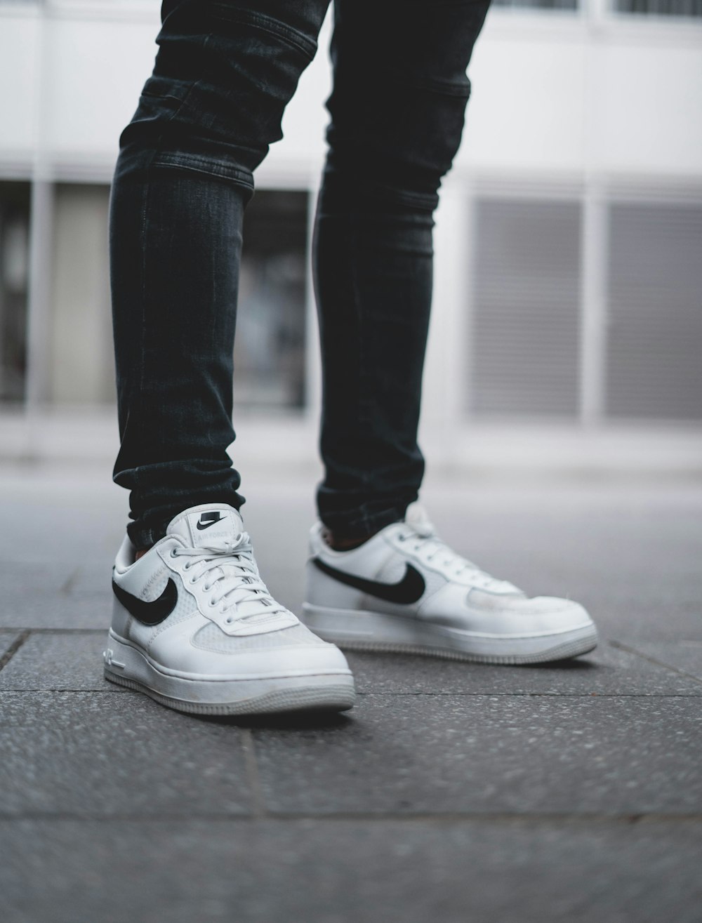 Foto persona con jeans azules y zapatillas nike blancas – gratis en Unsplash