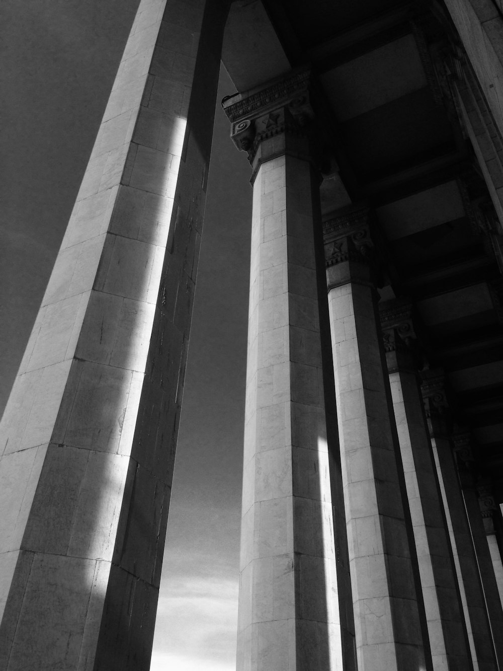 edificio in cemento grigio durante il giorno