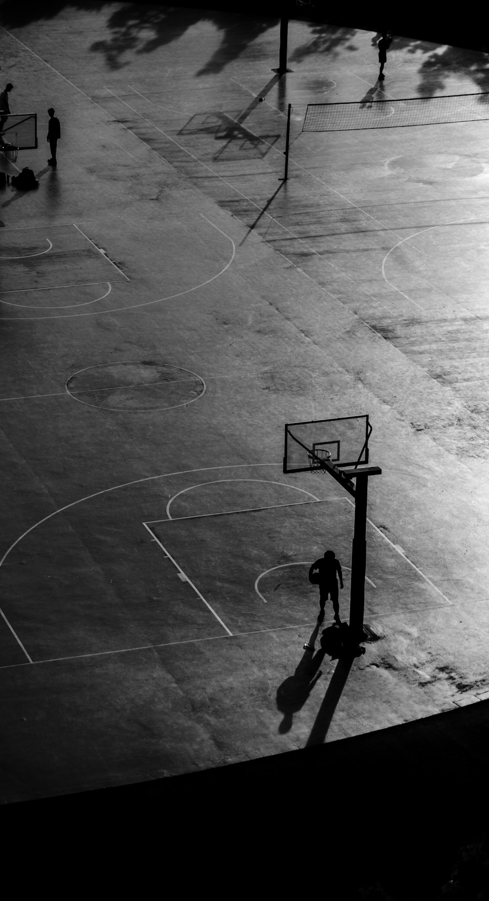 Person, die auf dem Basketballplatz spazieren geht