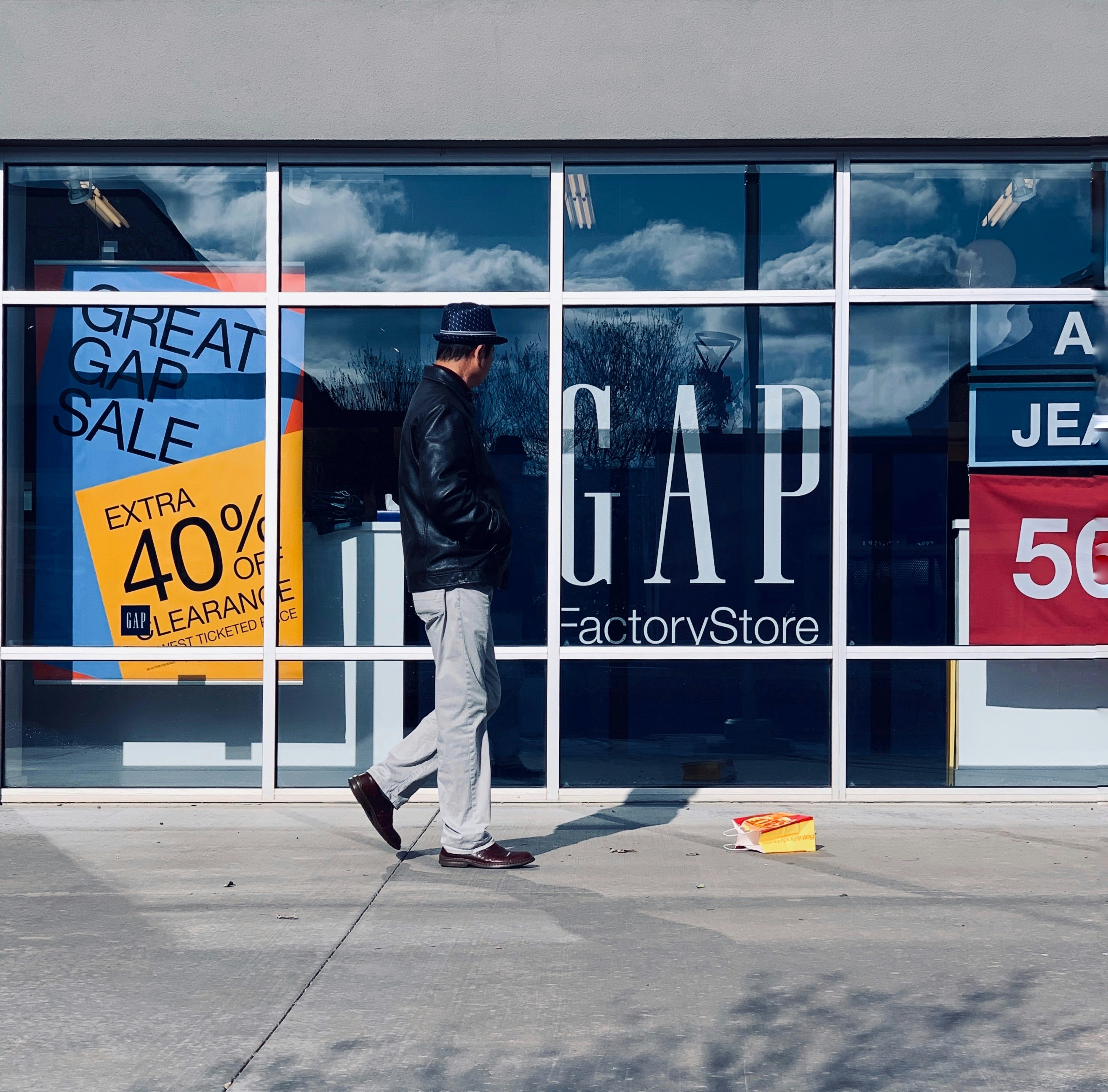 Trackside Retail 2026: How Pop‑Ups, Live Drops, and Hybrid Showrooms Turn Race Weekends into Profit Engines