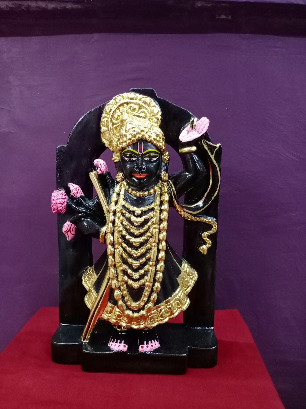 estatueta da divindade hindu dourada e negra