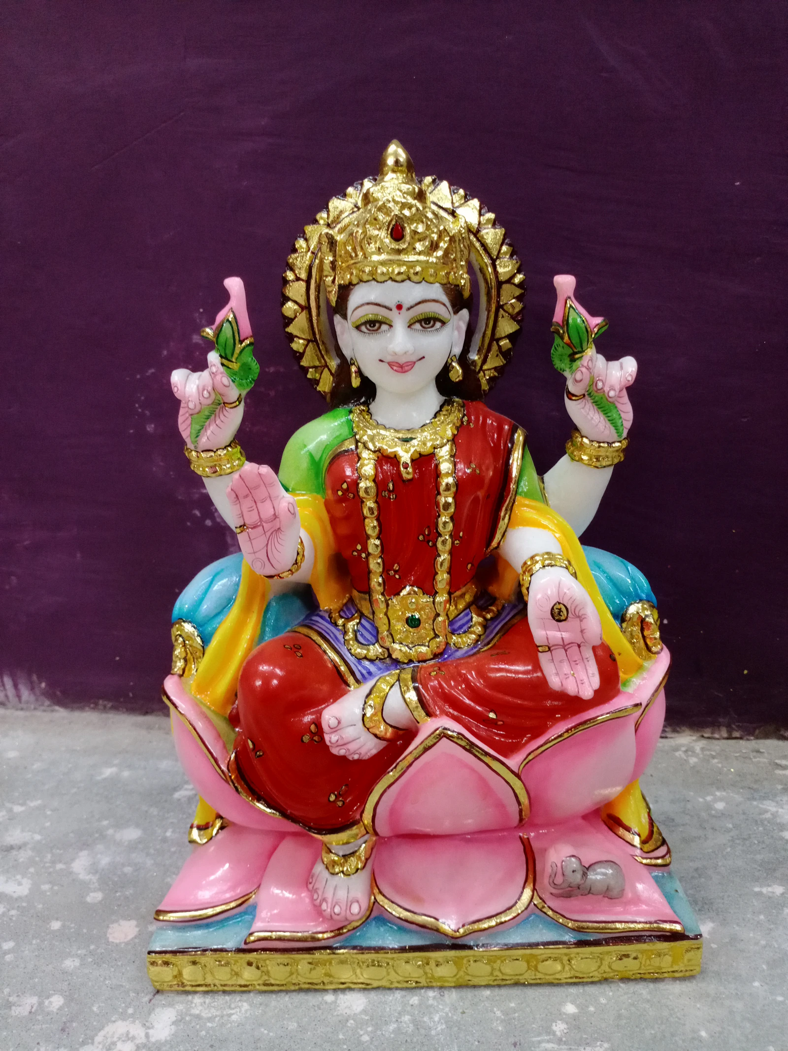 कमल पर विराजमान लक्ष्मी की प्रतिमा।