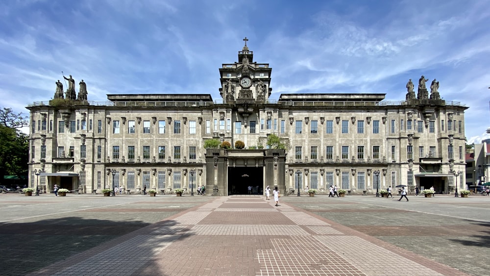 edifício de concreto branco sob o céu azul durante o dia