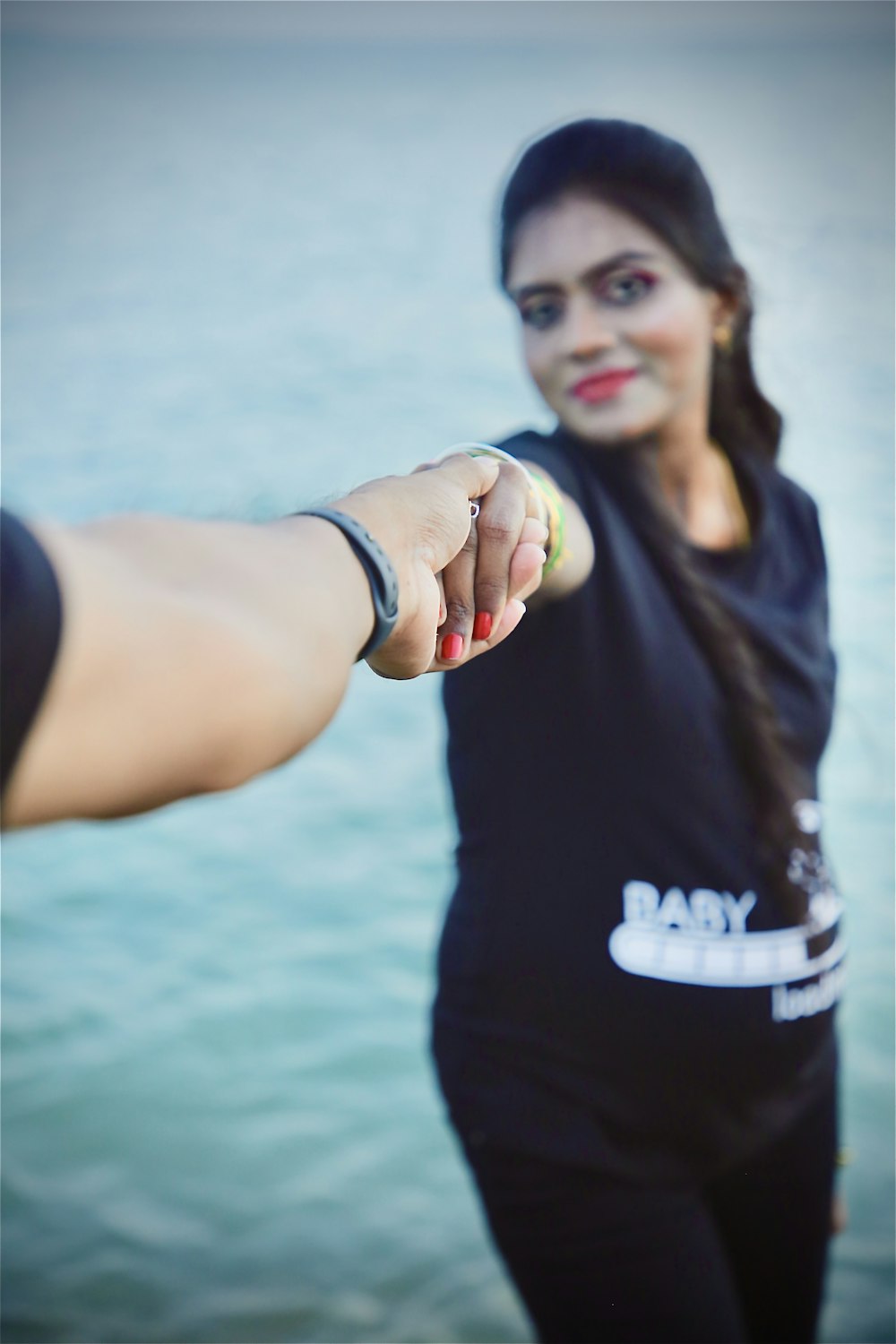 Femme en T-shirt noir avec une pomme verte sur sa main