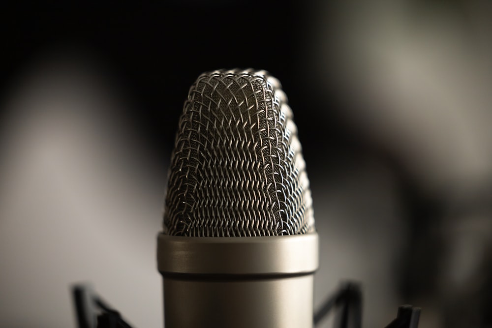 microphone noir et argent sur support noir