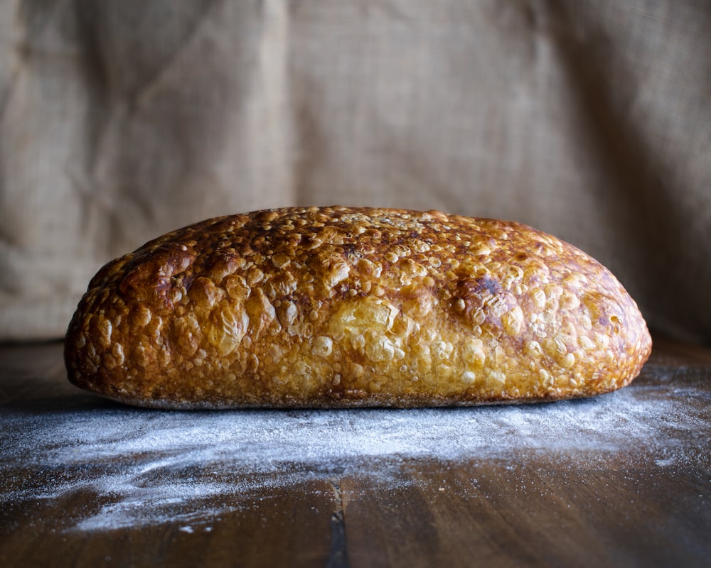 pane integrale su tavolo di legno marrone