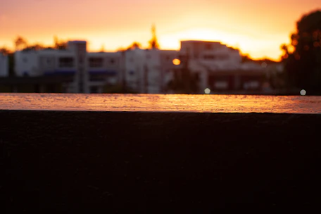 Close-up of a textured fototapet featuring an urban skyline at sunset with warm tones and sharp details.