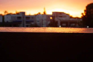 Close-up of a textured fototapet featuring an urban skyline at sunset with warm tones and sharp details.