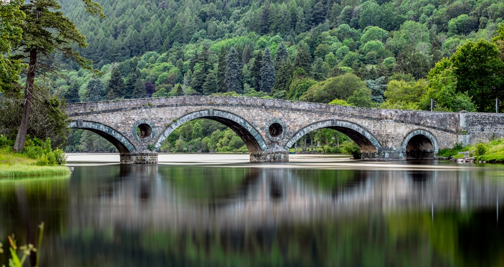 ponte in cemento grigio sul fiume