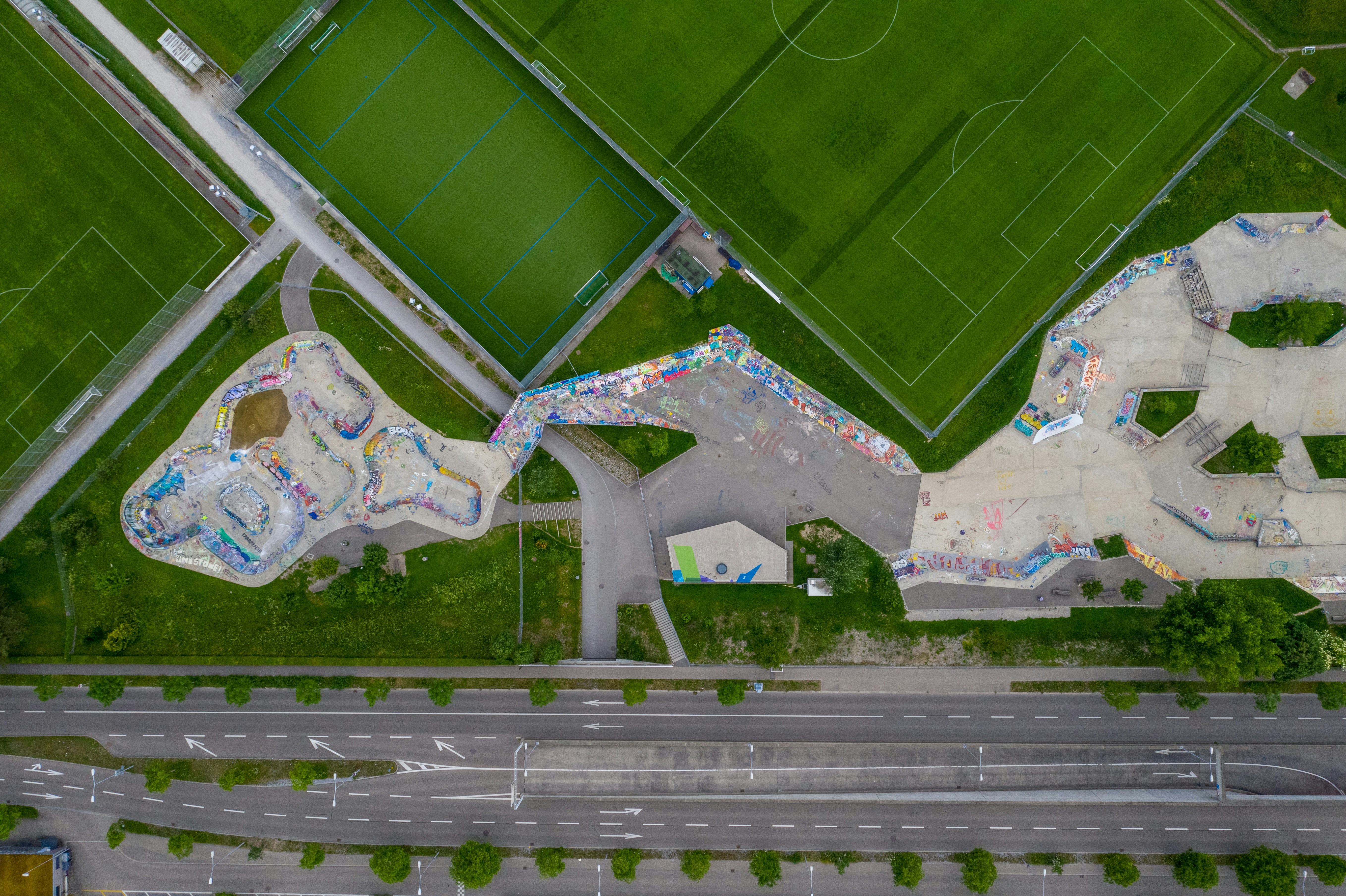 Jugador a punto de ejecutar un saque de esquina en estadio argentino