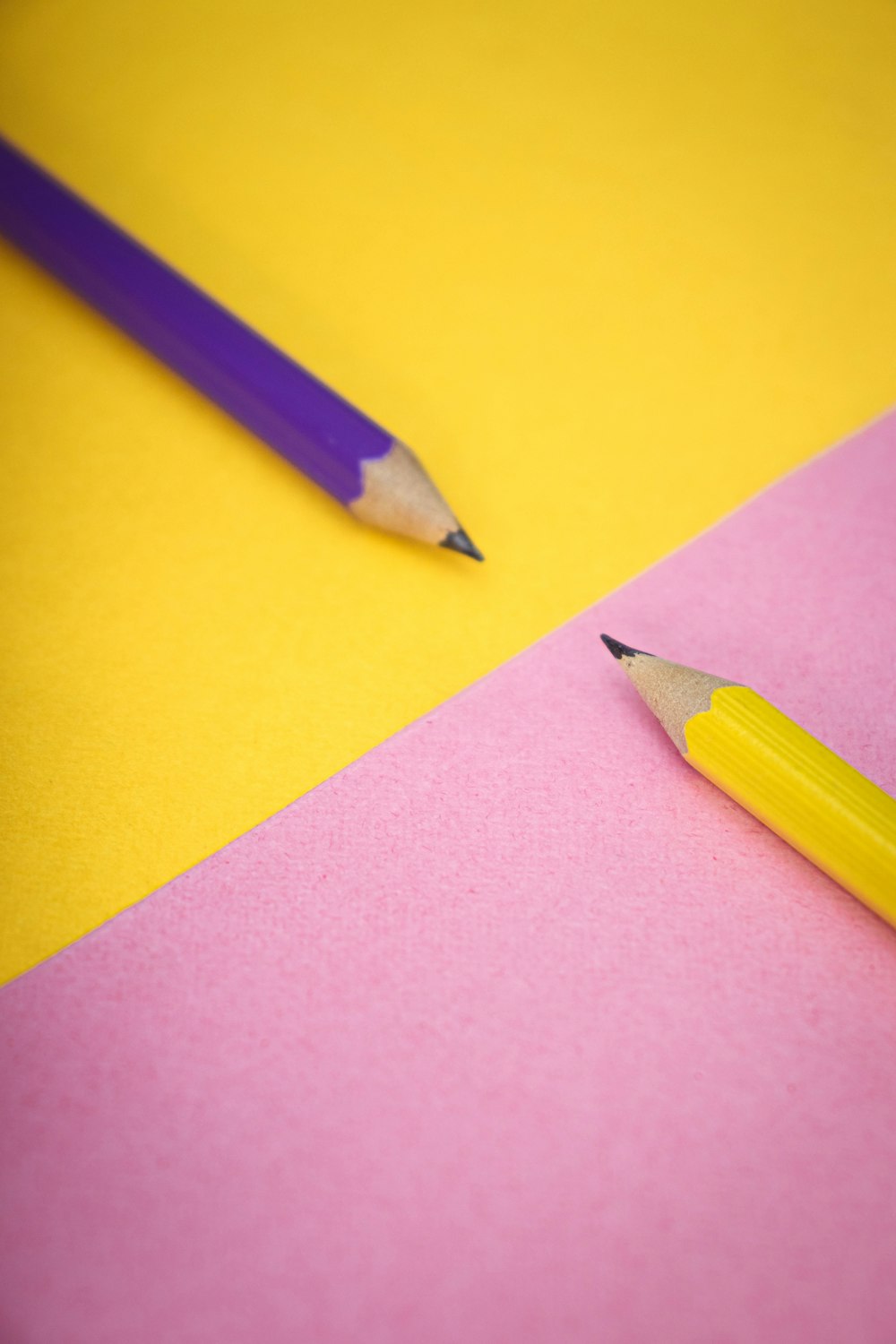 Gelber Bleistift auf lila Papier