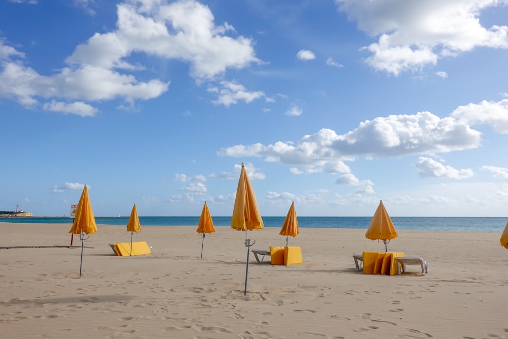 Zwei braune und weiße Sonnenschirme am Strand tagsüber