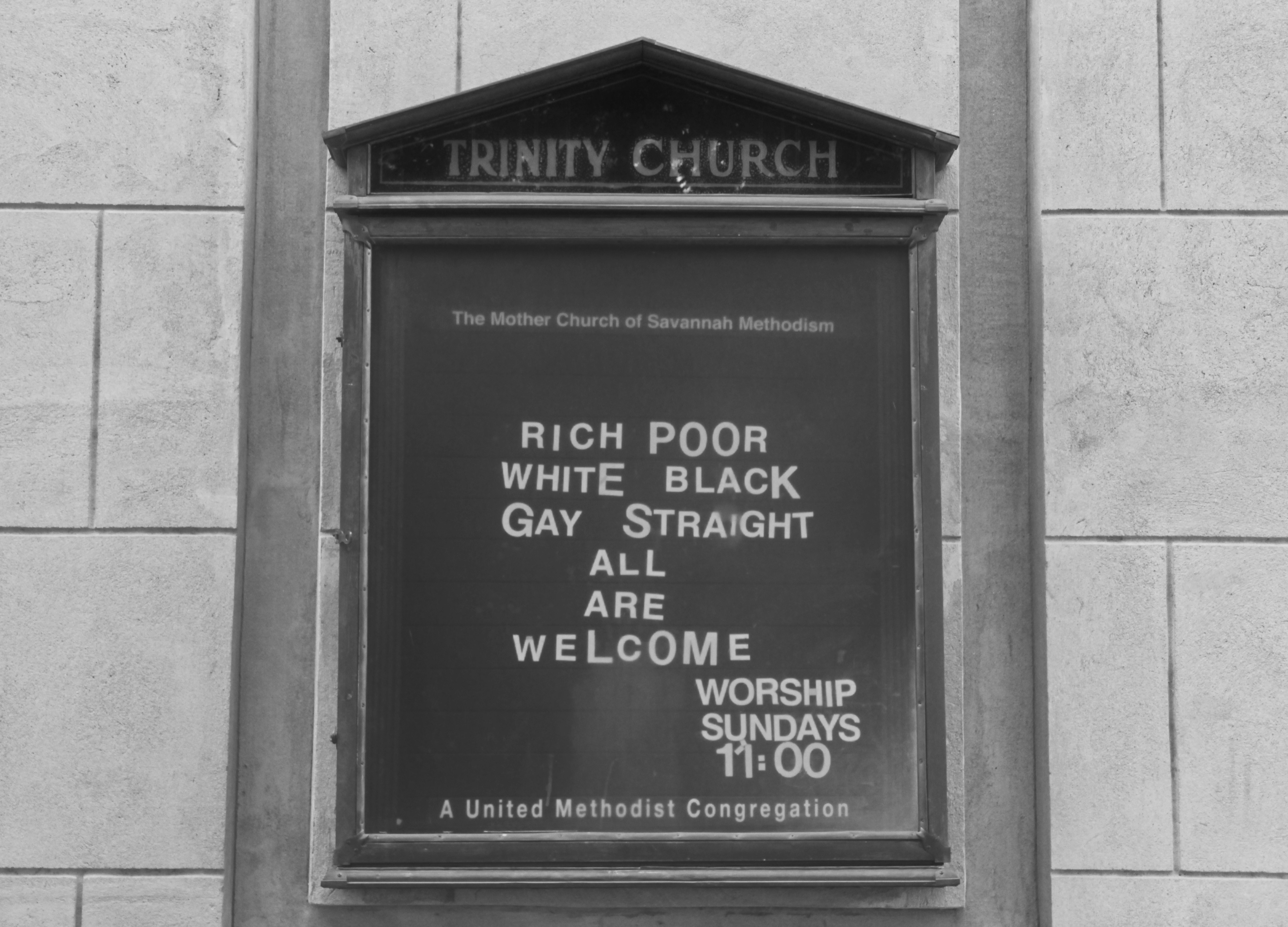 schwarzer Holzrahmen mit Zitat