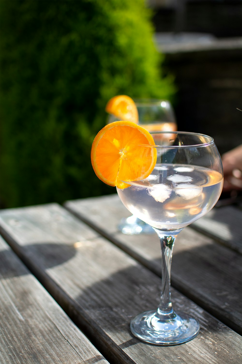 Copa de vino transparente con fruta de naranja