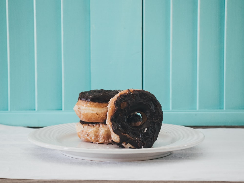 A pile of glazed donuts sitting on top of a table photo – Donut Image on  Unsplash